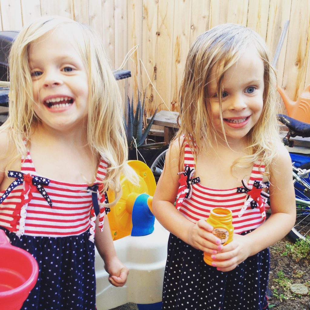 cute matching twins and why raising twins is awesome